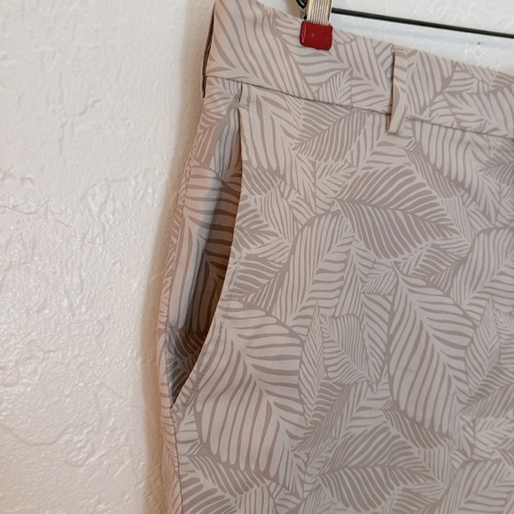 Walter Hagen wrinkle resistant flat front shorts leaves light khaki - Picture 2 of 7